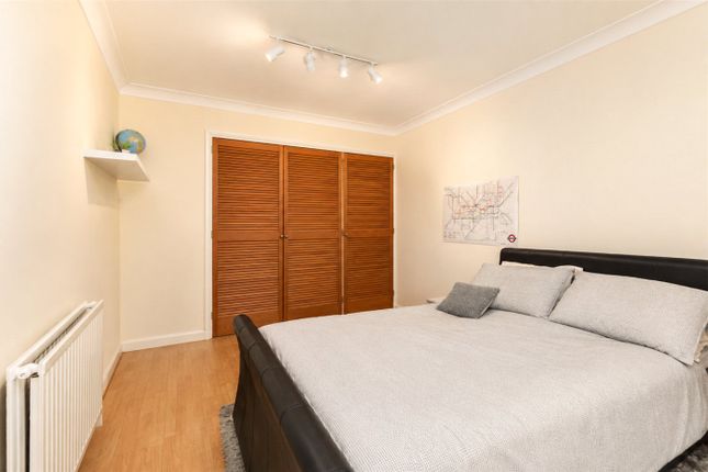 Flat 17, Fir Lodge, 3, Gipsy Lane, London photo 3