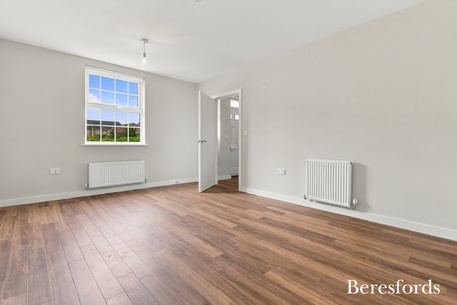 4, Oaklands Close, Essex photo 3