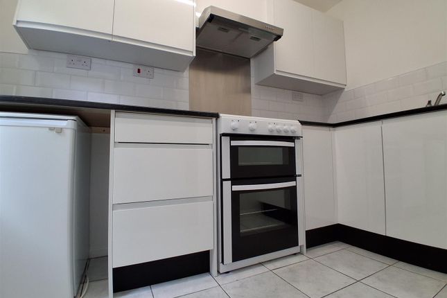9, Applewood Court, Swindon photo 2