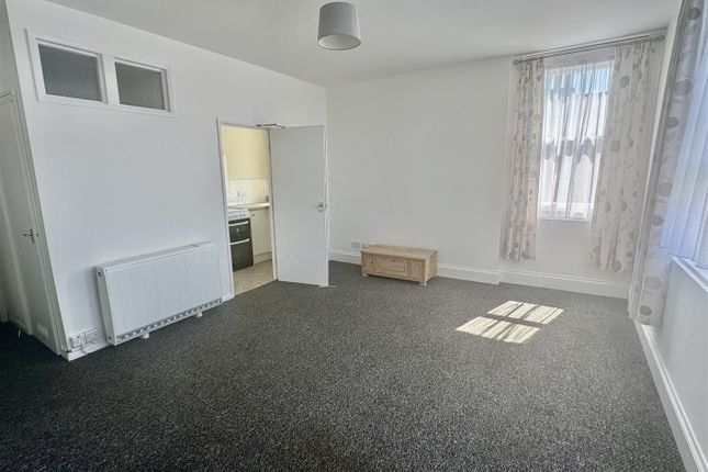 Flat 3, 18, Trinity Road, Scarborough photo 4