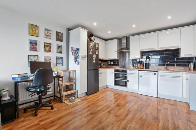 406, Gilbert House, Brentford photo 4
