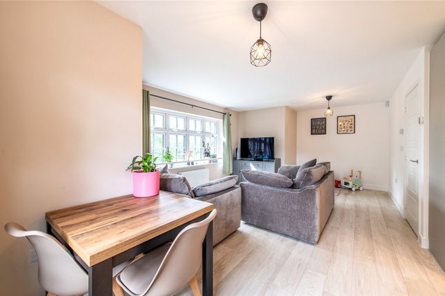 Flat 6, 31, Broadclough Way, Kent photo 4