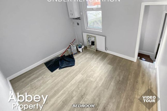 Flat B, 19 Stockwood Crescent, Luton photo 4