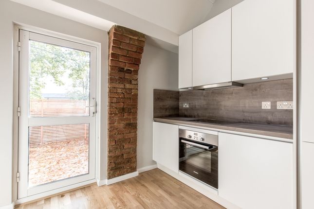 Thumbnail Flat to rent in Shacklewell Lane, London