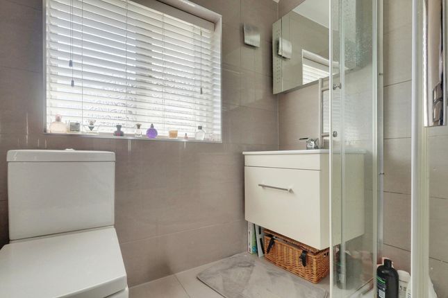 30, Mendip Crescent, Westcliff-on-sea photo 3