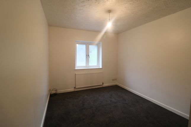 Flat to rent in Godstone Road, Purley