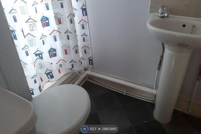 Flat, Woodchurch Lane, Birkenhead photo 4