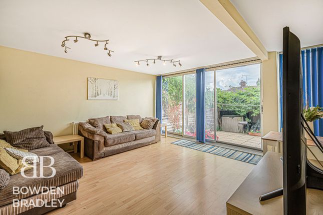 71 Kielder Close, Hainault photo 2