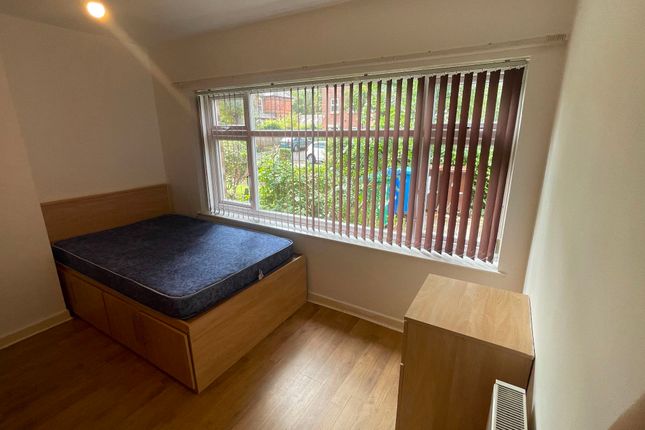 1 Clifton Avenue, Manchester photo 4