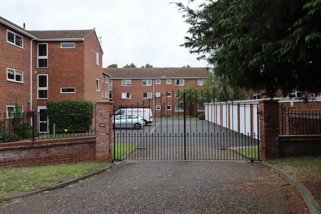 Thumbnail Flat to rent in Fairlawns, Newmarket
