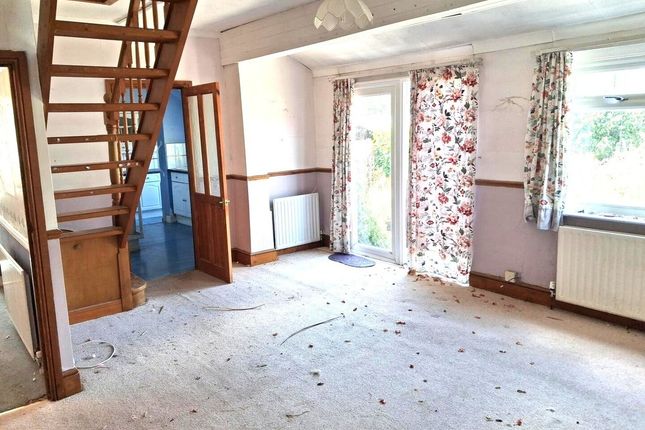 5, Clifton Avenue, Hanworth photo 2