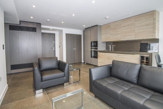 Flat to rent in Chronicle Tower, City Road, London