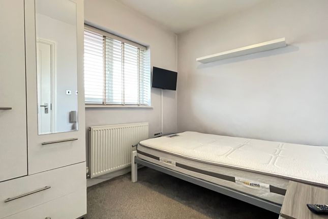 Thumbnail Room to rent in Room 6, Moseley Wood Green, Leeds