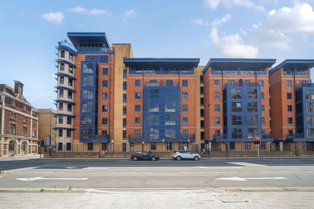 2-bed flat on 9 Charter House, 85, Canute Road, Southampton, £200,000