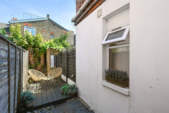 64, Oaklands Grove, London photo 3