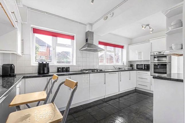 40 Chiltern Crescent, Reading photo 2