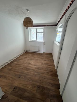 10 Shepherds Close, ROMFORD photo 4