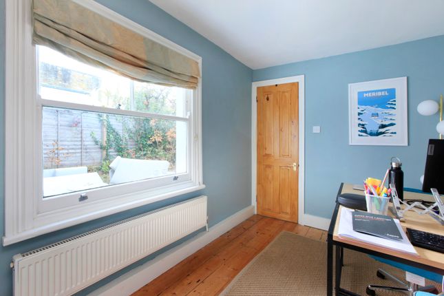 Flat for sale in Marius Road, Wandsworth, London