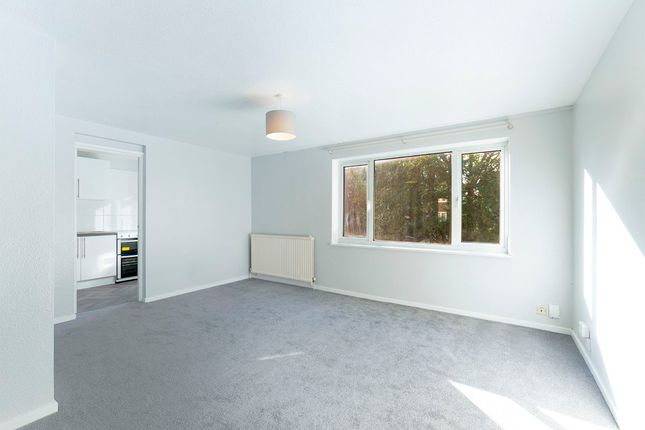 99 Ladygrove, Croydon photo 4