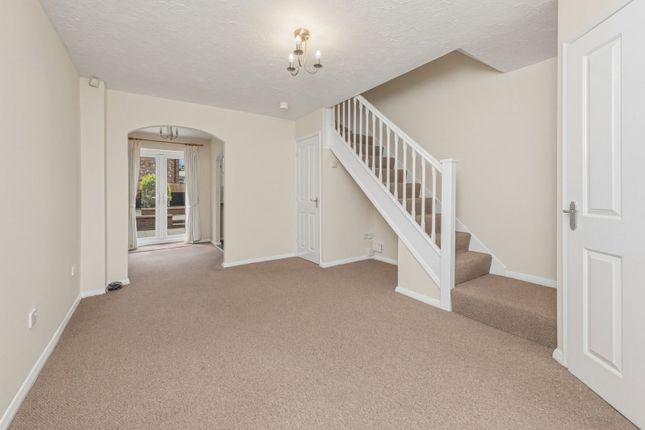 8, Mead Grove, Leeds photo 2