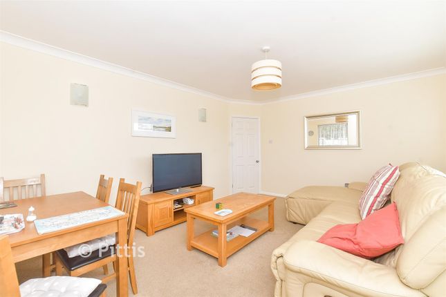 9, Clarendon Close, Brading photo 3