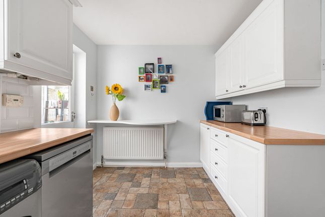 17 Rutland Close, Ashtead photo 2