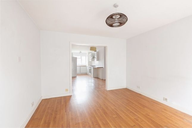 5, Thornbury Close, London photo 3