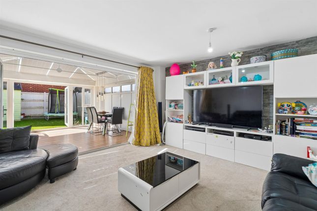16, Kensal Green Drive, Maidenhead photo 2