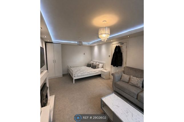 Plantation Close, Greenhithe photo 4