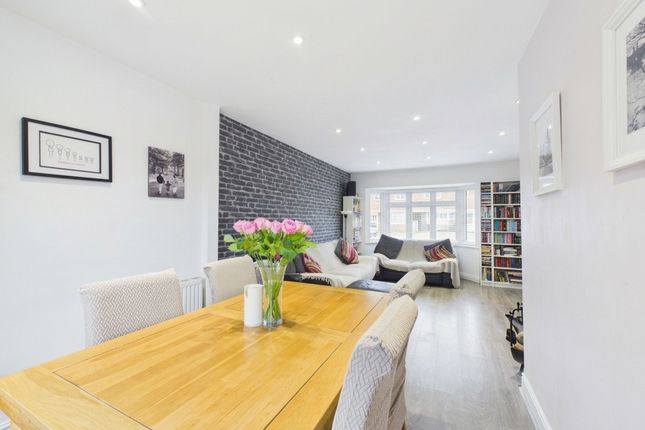 72 Abbotts Drive, Stanford-Le-Hope photo 2