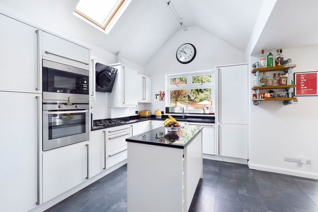 27,, Rosemary Avenue, West Molesey photo 2