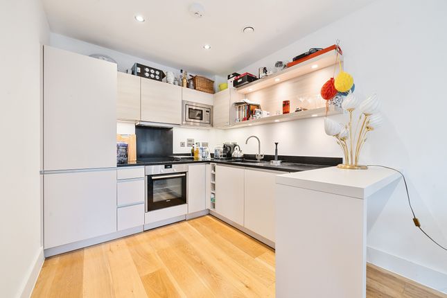 Flat 3, 17, Faraday Road, London photo 3