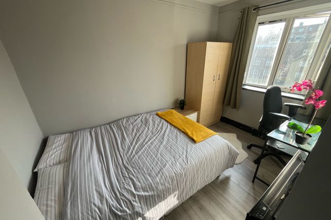 Room 1- £700 Available 16/12/2025