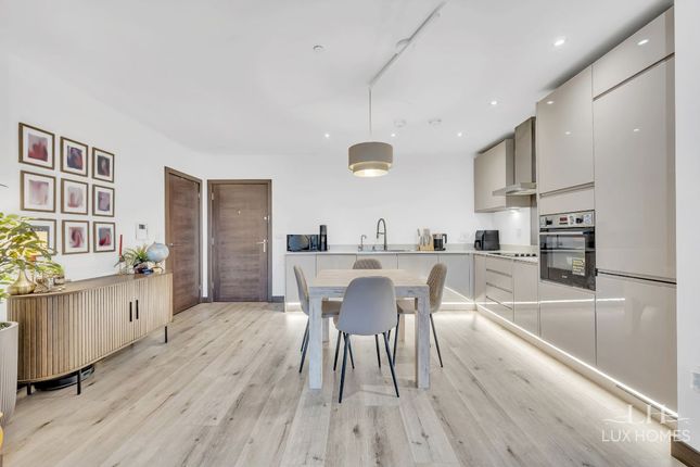 Flat 41, Erken Plaza, Barking photo 4