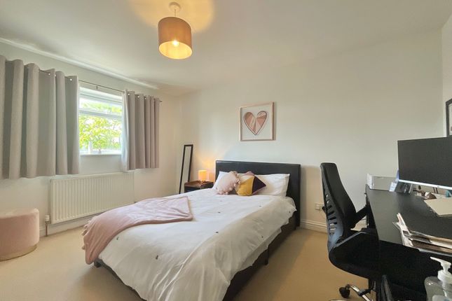 6 St. James Close, Crewe photo 2