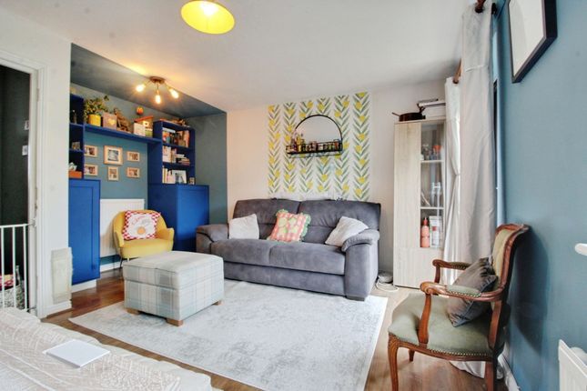 7 Lea Close, Swindon photo 3
