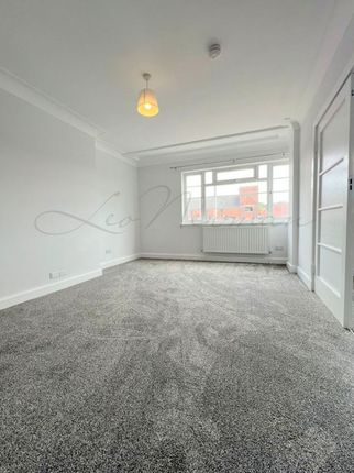 Flat 7  3 bed Kennyland Court, Hendon Way, London photo 3