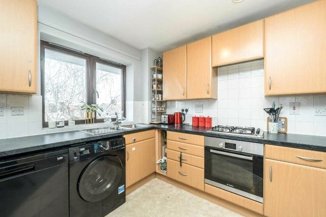 18, Vanquish Close, Twickenham photo 4