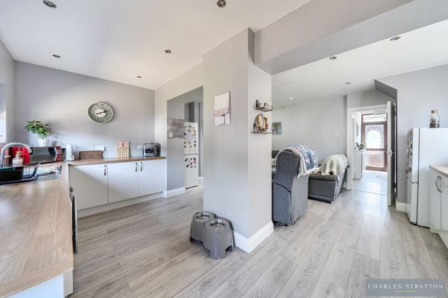 16 Lilac Gardens, Romford photo 3