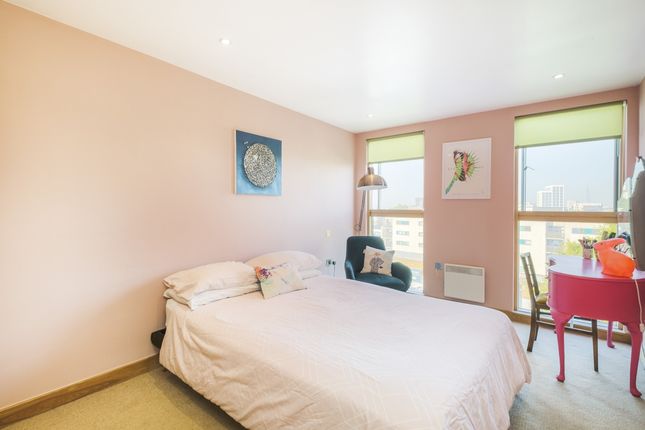 Flat to rent in Frances Wharf, London