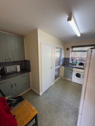 34, Franklin Avenue, Slough photo 4