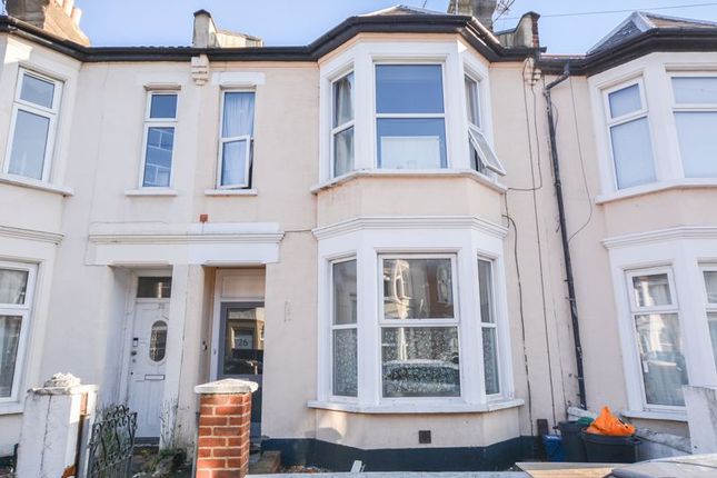 Flat to rent in Stromness Road, Southend-On-Sea