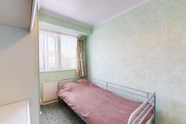 Fourth Bedroom For Sale At E16 By Barrain London E