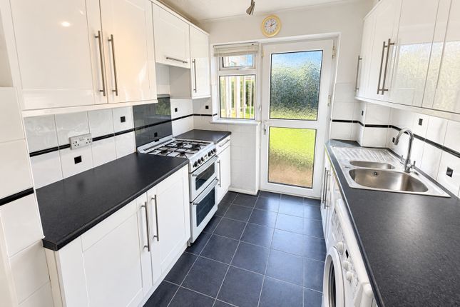 24, Oving Close, Luton photo 2