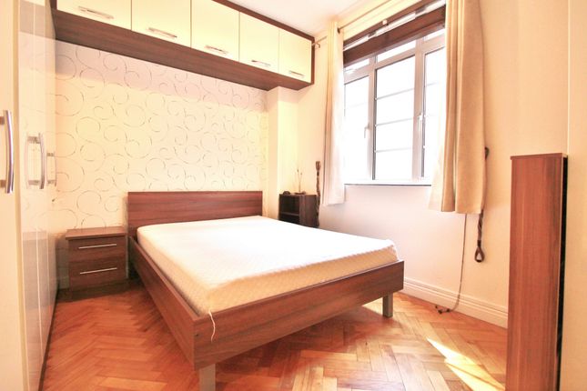 Flat 260 Latymer Court, Hammersmith Road, London photo 3