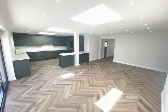 82, Chiltern Avenue, Bushey photo 2