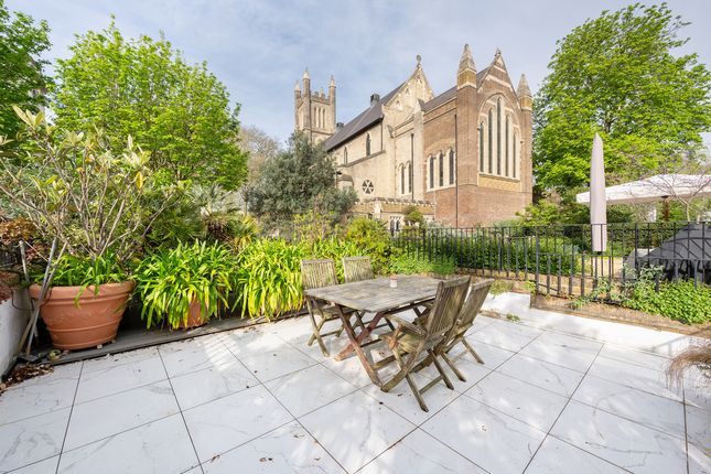 Flat for sale in Brompton Square, London