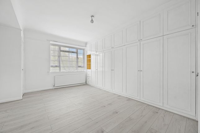 Flat for sale in Charter Way, London