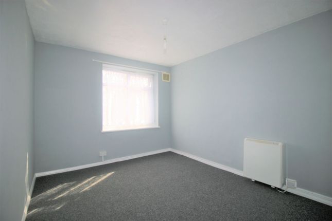 3 Mildenhall House Redcar Road, Romford photo 4