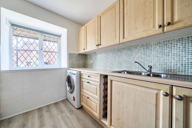 68, Aveling Close, Purley photo 4